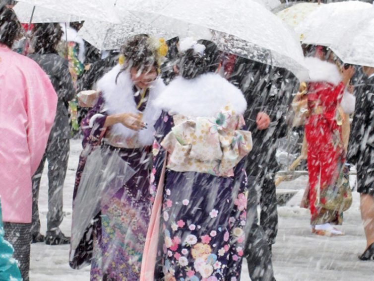 【成人の日】雪と振袖